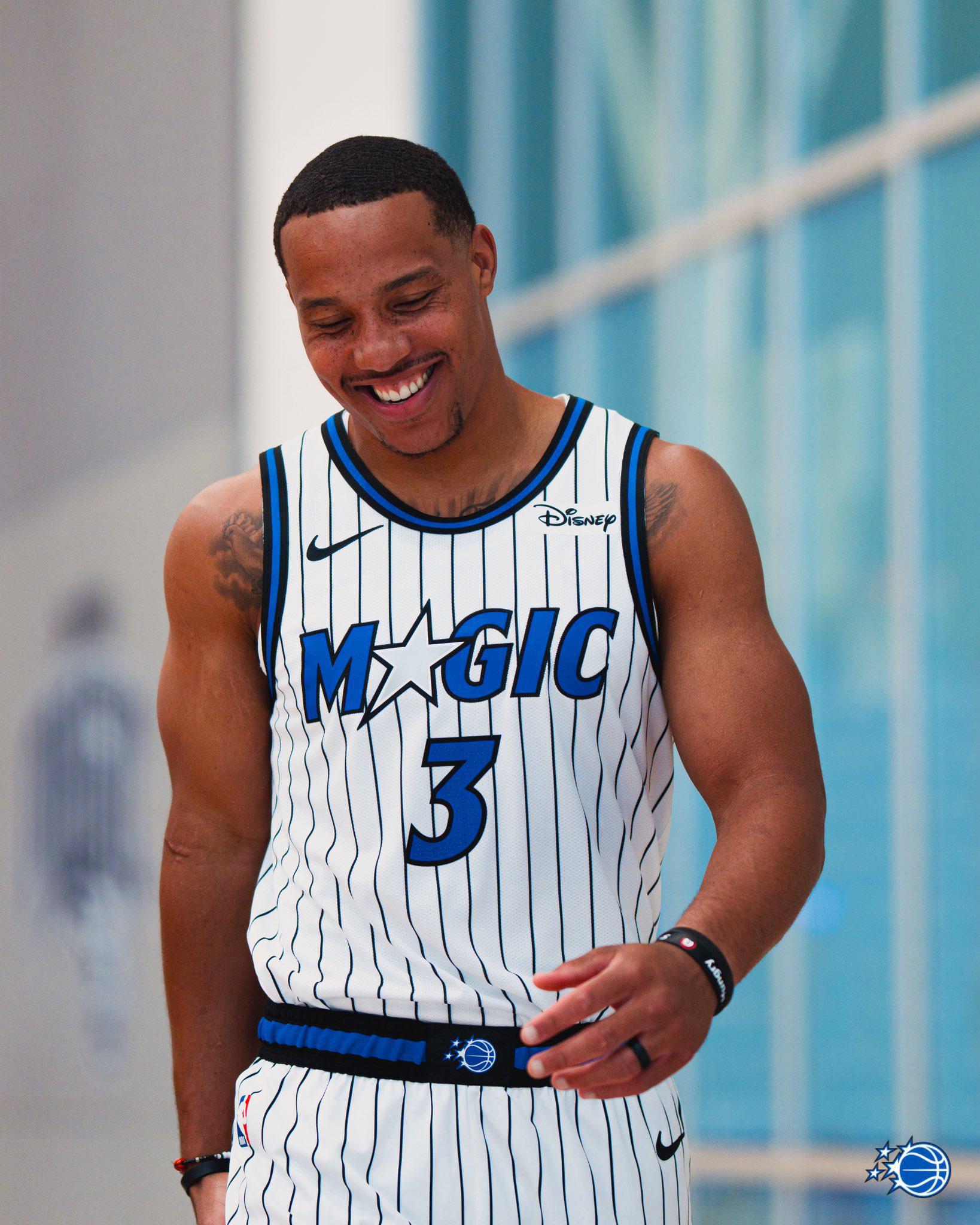 7换1完成贝恩上身魔术3号战袍喜笑颜开 魔术这新球衣帅不帅?