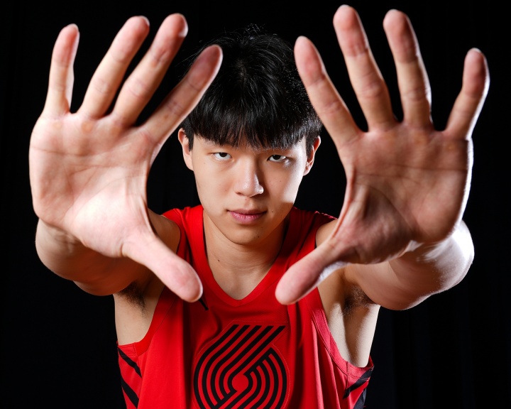 在线娱乐-🖐拍出了压迫感!一起感受下杨瀚森的这双超级大手!