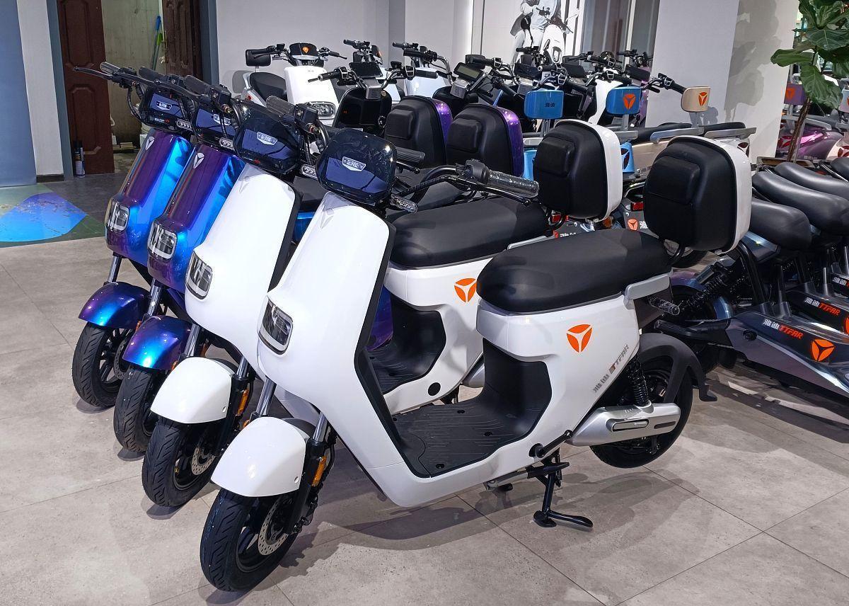 jiuyou官网-新国标电动车翻车！能载人有后视镜却卖不动，车主：我要买旧车！